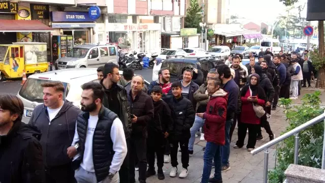 Bin liralık ürünün 100 TL'ye satılması izdihama neden oldu