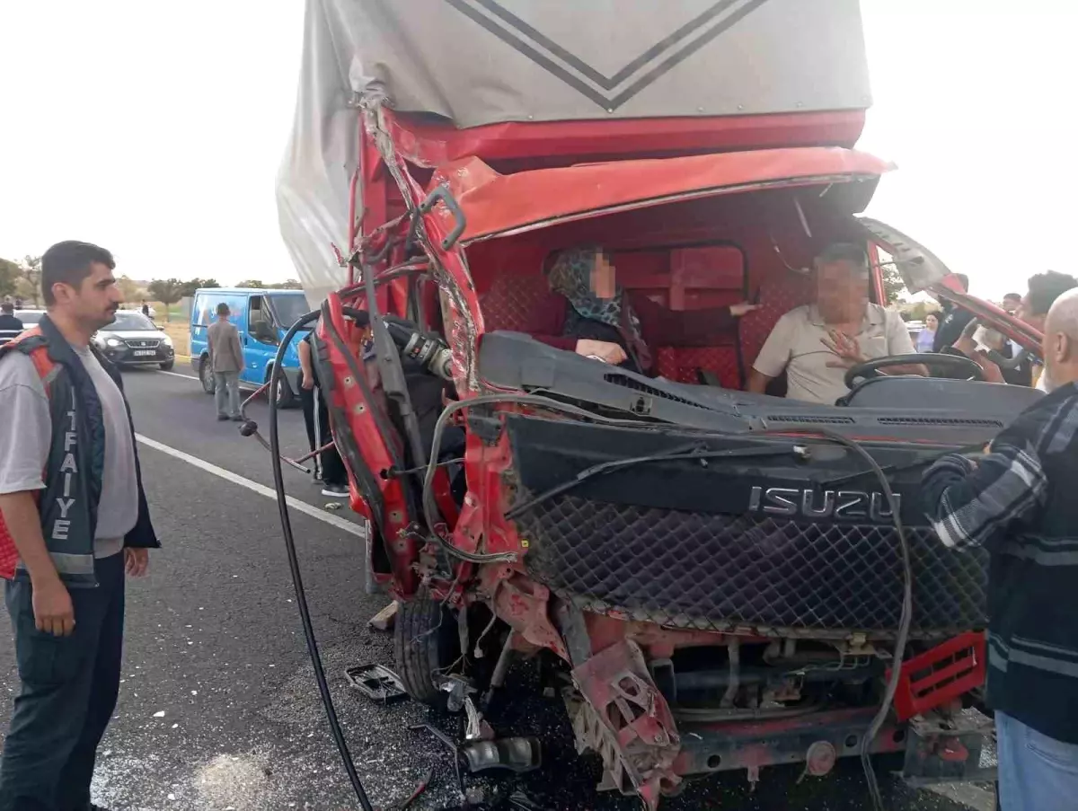 Mazıdağı\'nda Kamyonet-Tır Kazası: 15 Yaralı