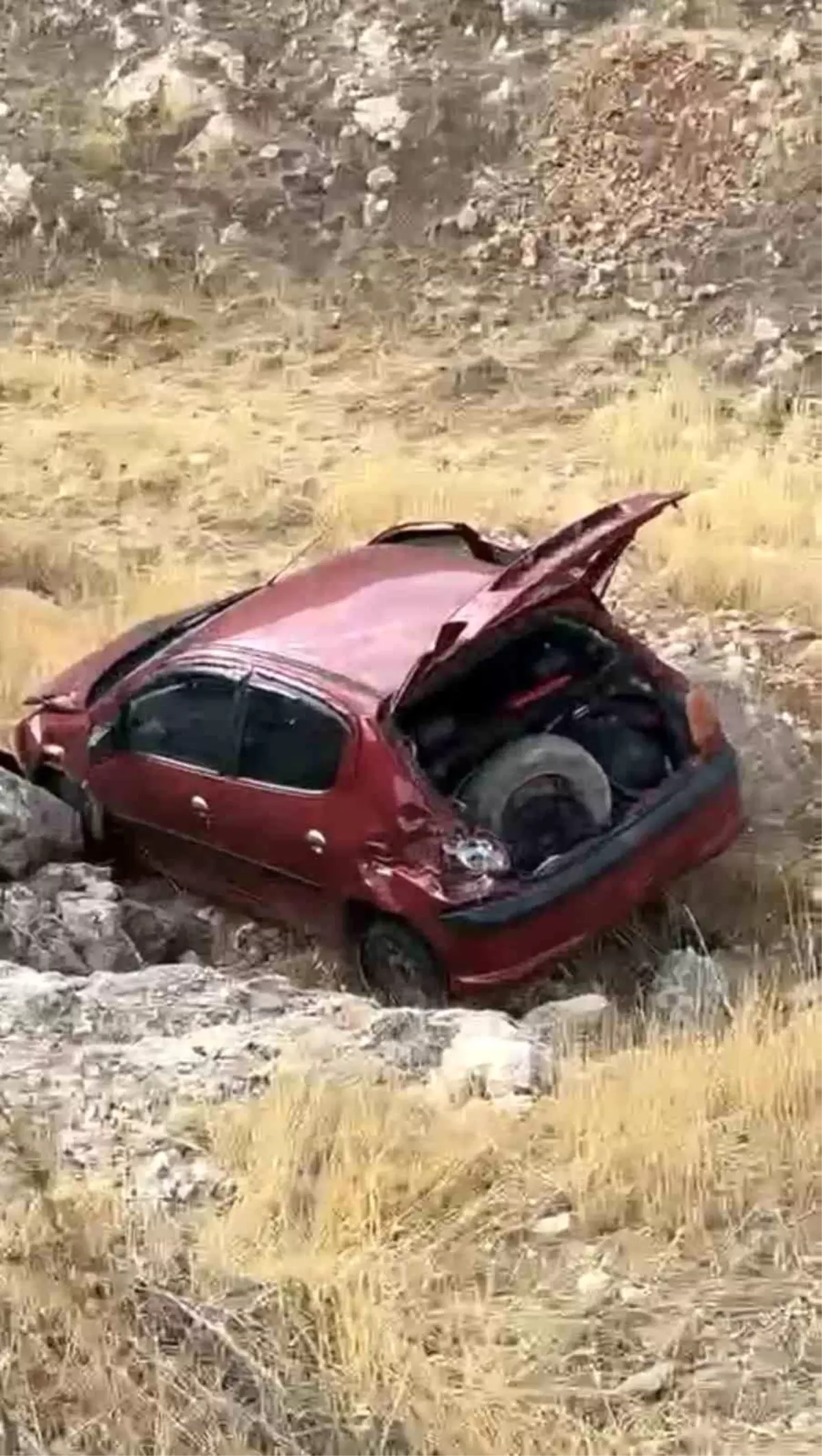 Midyat\'ta Otomobil Şarampole Devrildi: Sürücü Yaralı