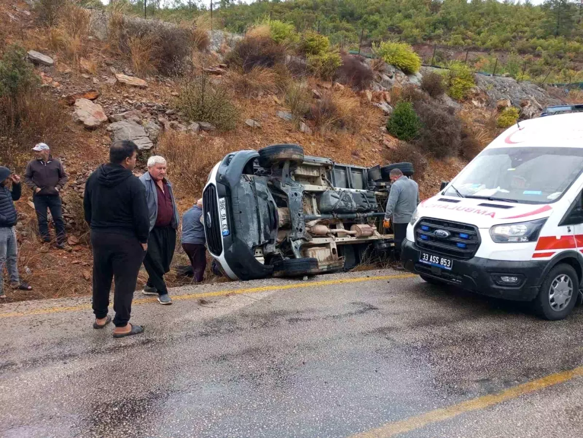 Mersin\'de Kamyonet Devrildi: 3 Yaralı