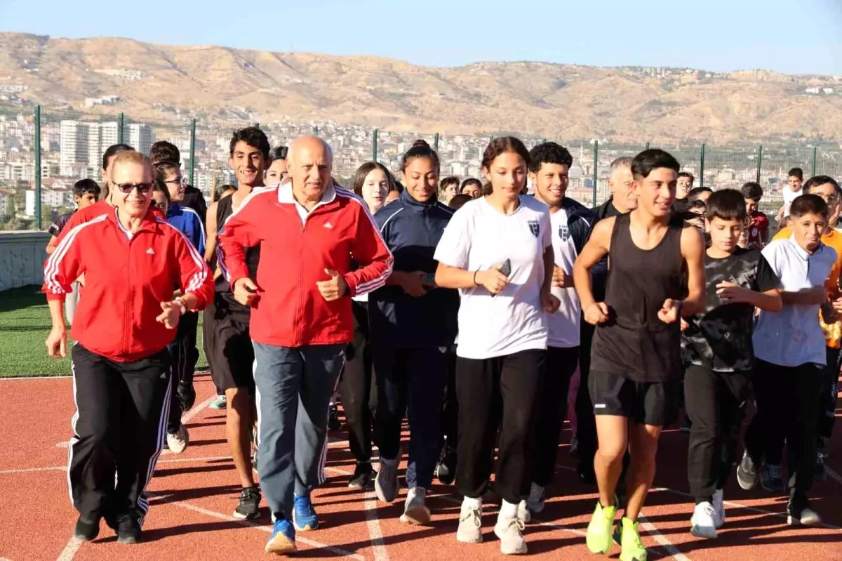 Necdet Ayaz, Elazığ\'daki Atletizm Sahasında Koşarak Gurur Duydu