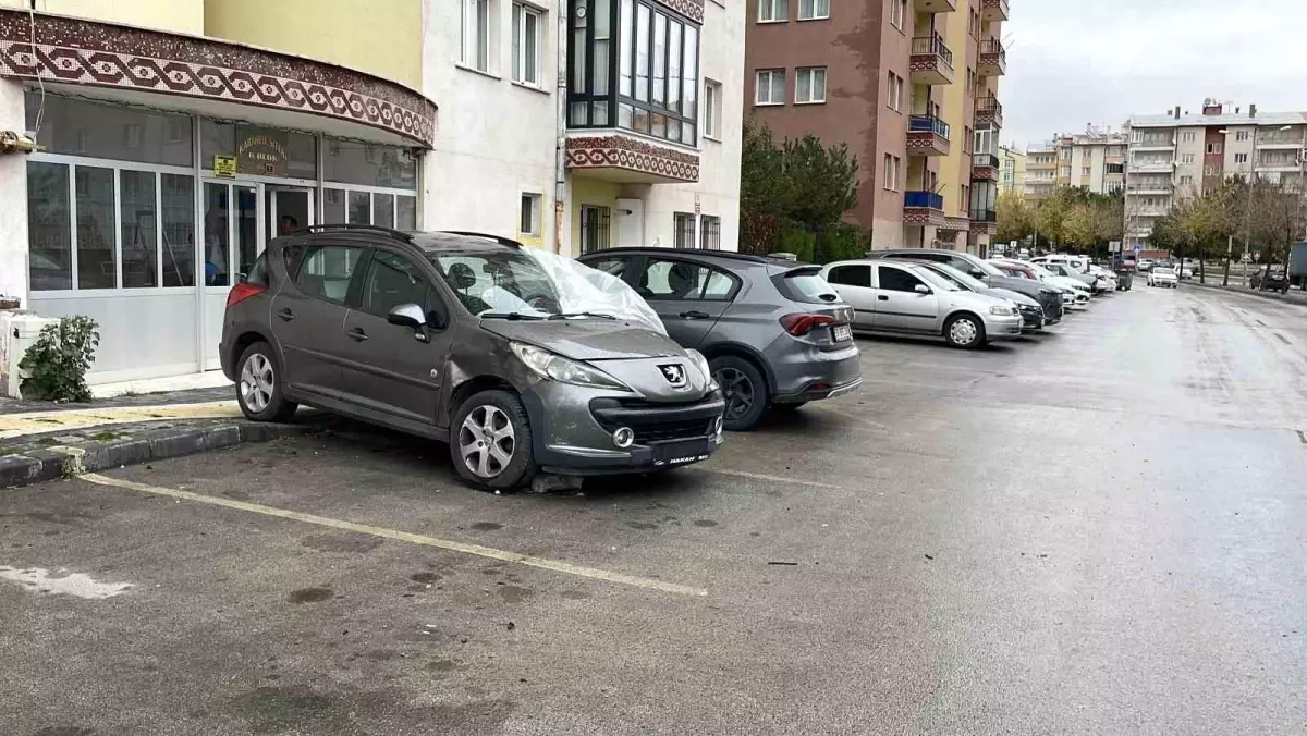 Sivas\'ta Park Halindeki Araçlara Çarpan Otomobil