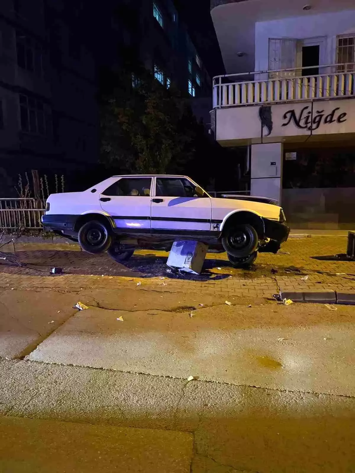 Niğde\'de Trafoya Çarpan Otomobilin Sürücüsü Yaralı Kurtuldu
