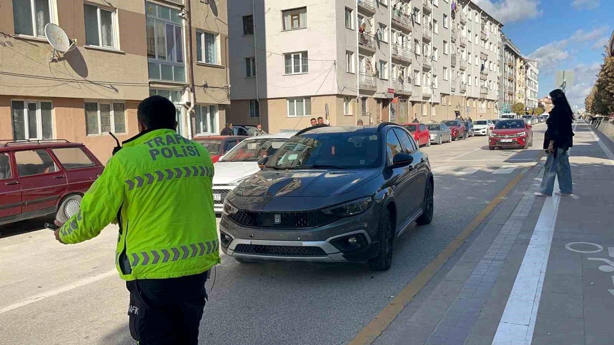 Eskişehir\'de yaşlı kadına otomobil çarptı