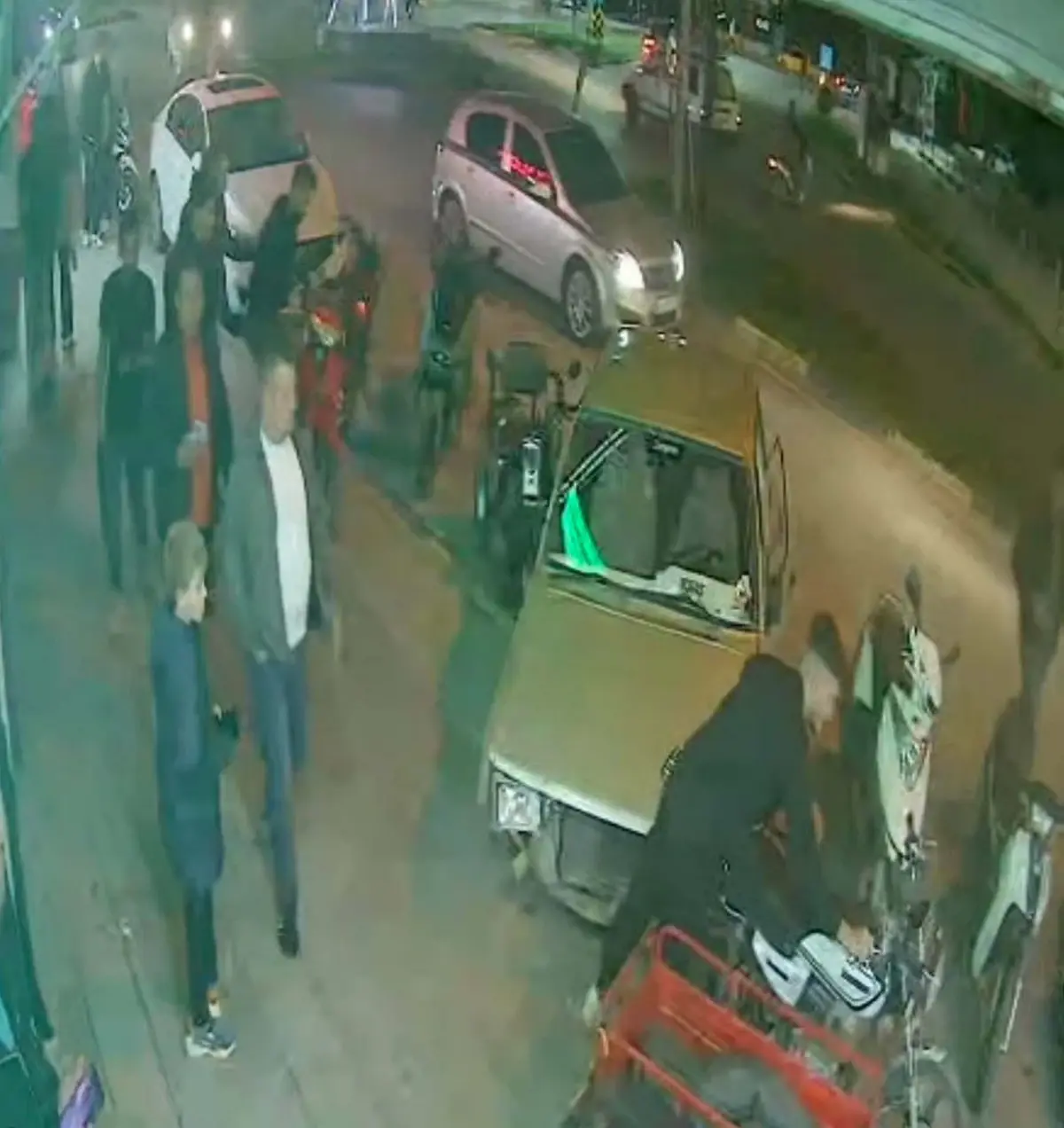 Otomobil Motosikletlere Çarptı, Sürücü Yakalandı