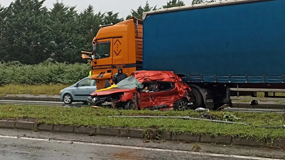 Rize\'de Otomobil TIR\'a Çarptı: 3 Ölü