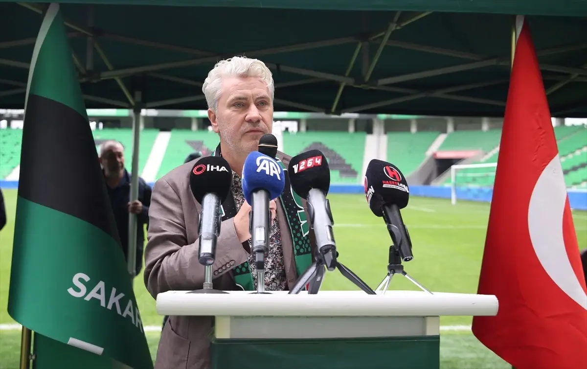 Sakaryaspor\'da Başkan Kıratlı ile Devam