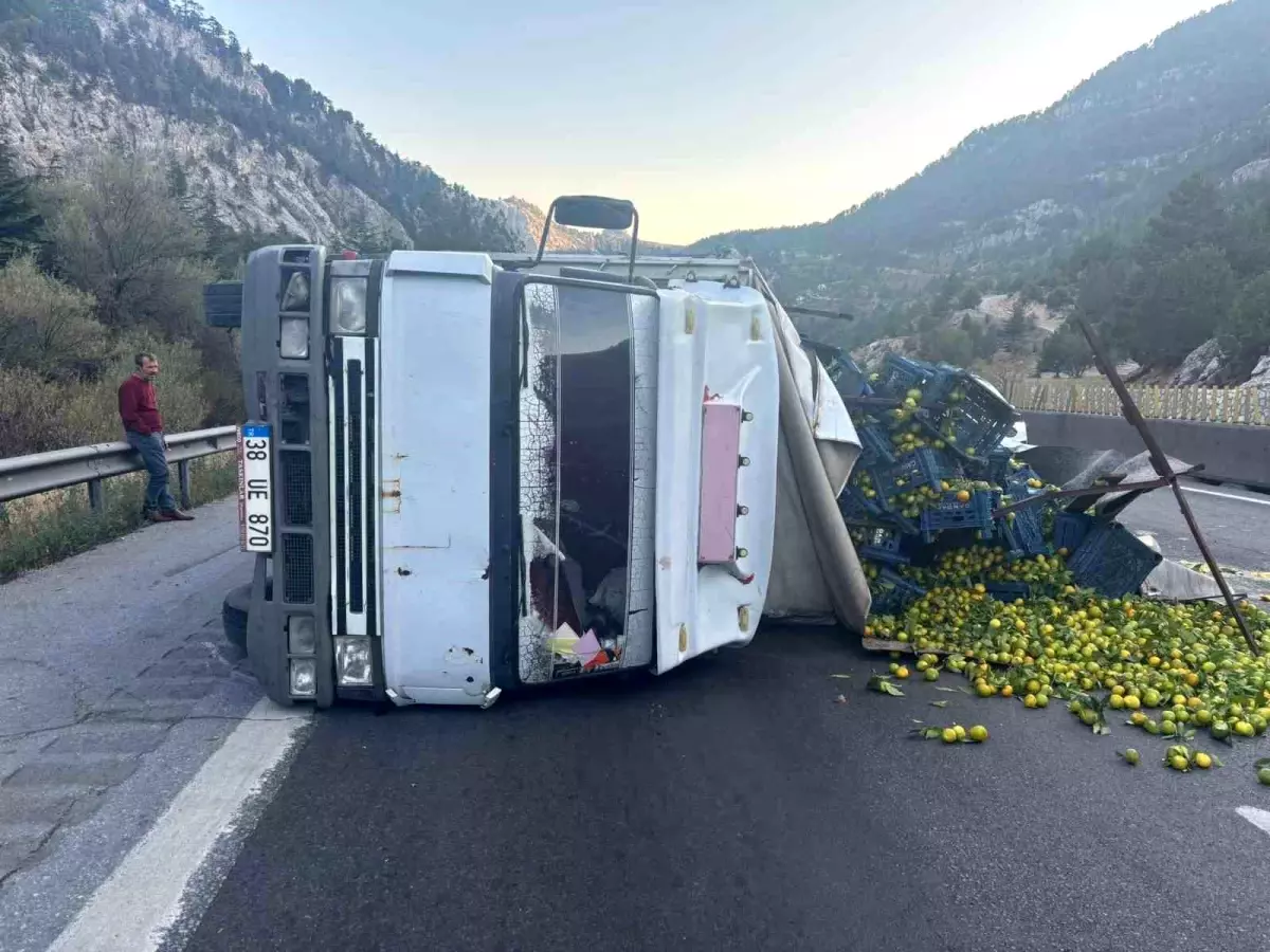 Tarsus\'ta Narenciye Yüklü Kamyon Devrildi