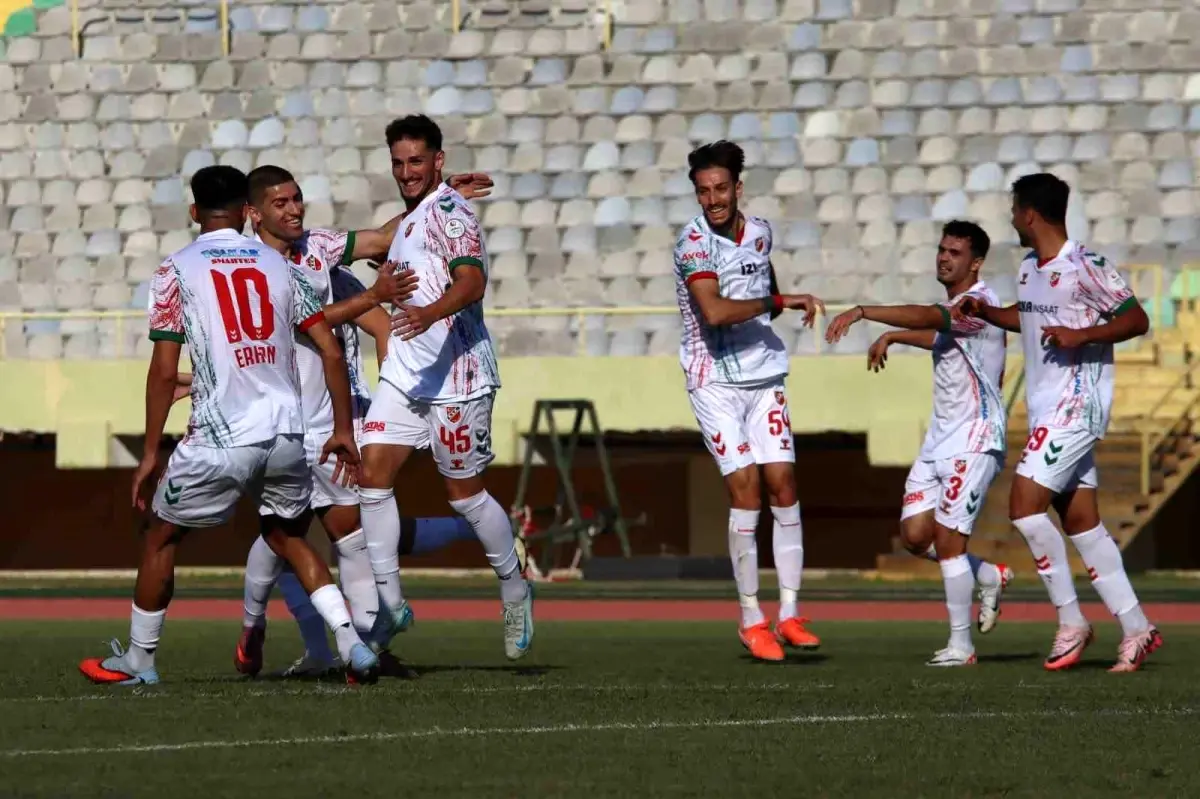 Karşıyaka, Çoruhlu\'yu 4-0 ile Geçti