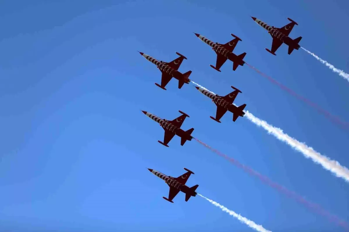 Türk Yıldızları Bandırma\'da Gösteri Yaptı