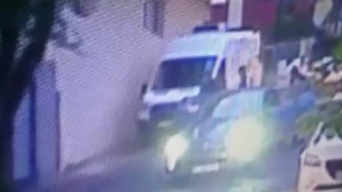 Sokak ortasında dehşet! Rastgele ateş açıp bir genci kaçırdılar