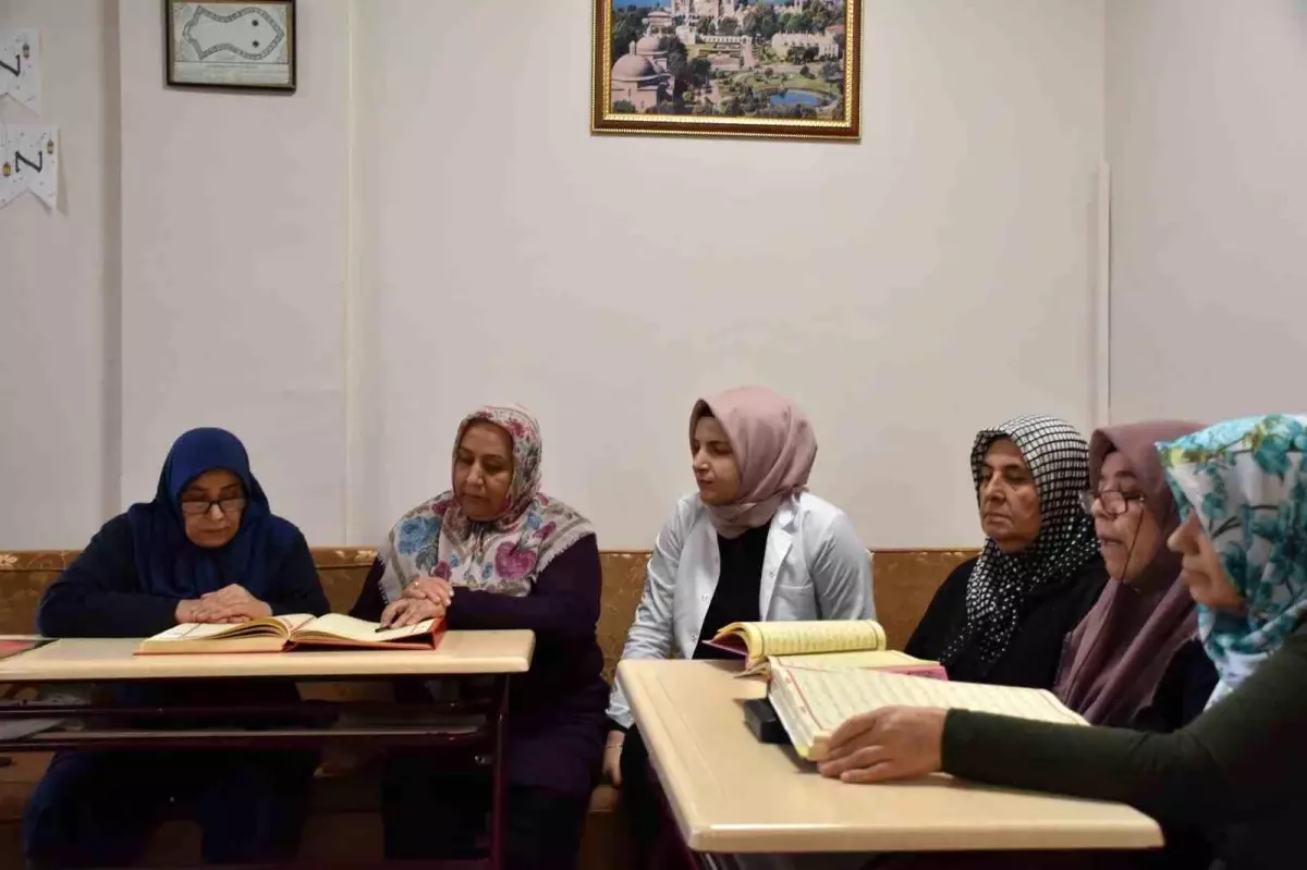 70 Yaşındaki Aysel Turan, Azmiyle Kur\'an-ı Kerim\'i Öğrendi