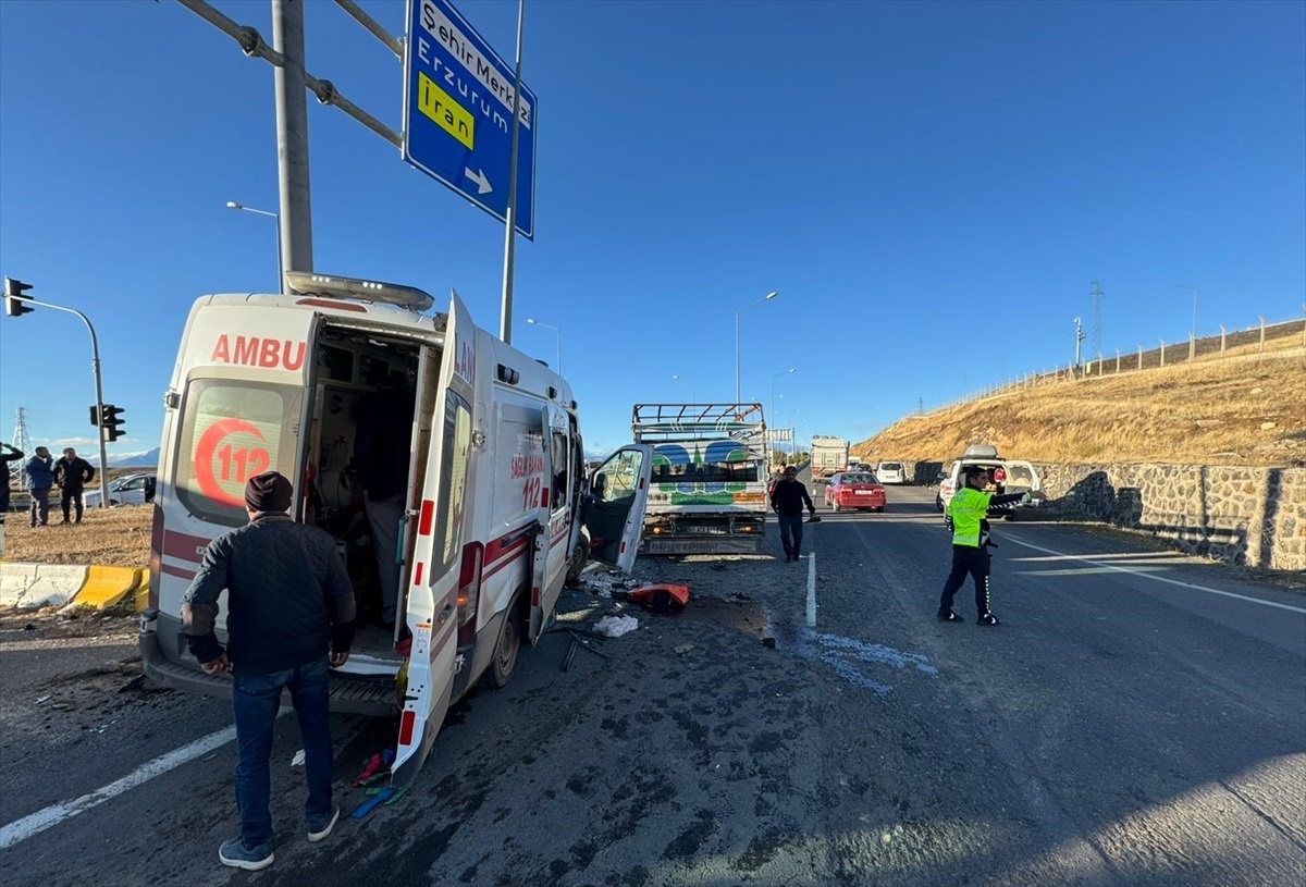 Ağrı\'da Ambulans ile Kamyonet Çarpıştı