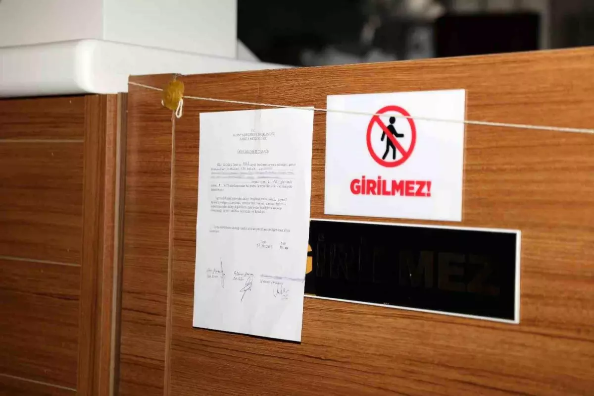 Alanya\'da Mühürlenen AVM\'de Tarihi Geçmiş Gıda Ürünleri Tespit Edildi