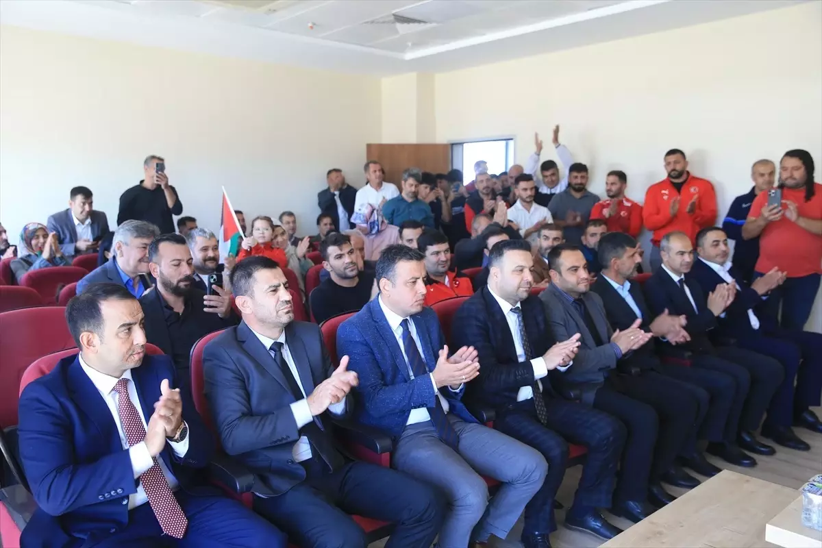 Balkan şampiyonu milli güreşçi İbrahim Bera Kıvrak, Kahramanmaraş\'ta davul zurnayla karşılandı