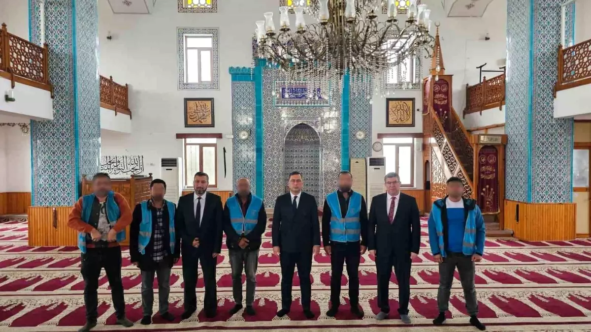 Hükümlüler Camii Temizliğinde Görev Alıyor