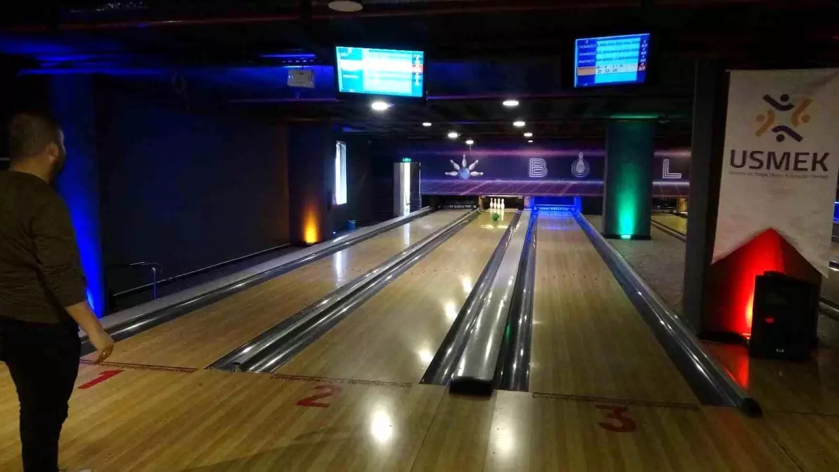 Basın mensupları bowling turnuvasında buluştu: Bu kez haber değil, strike yaptılar