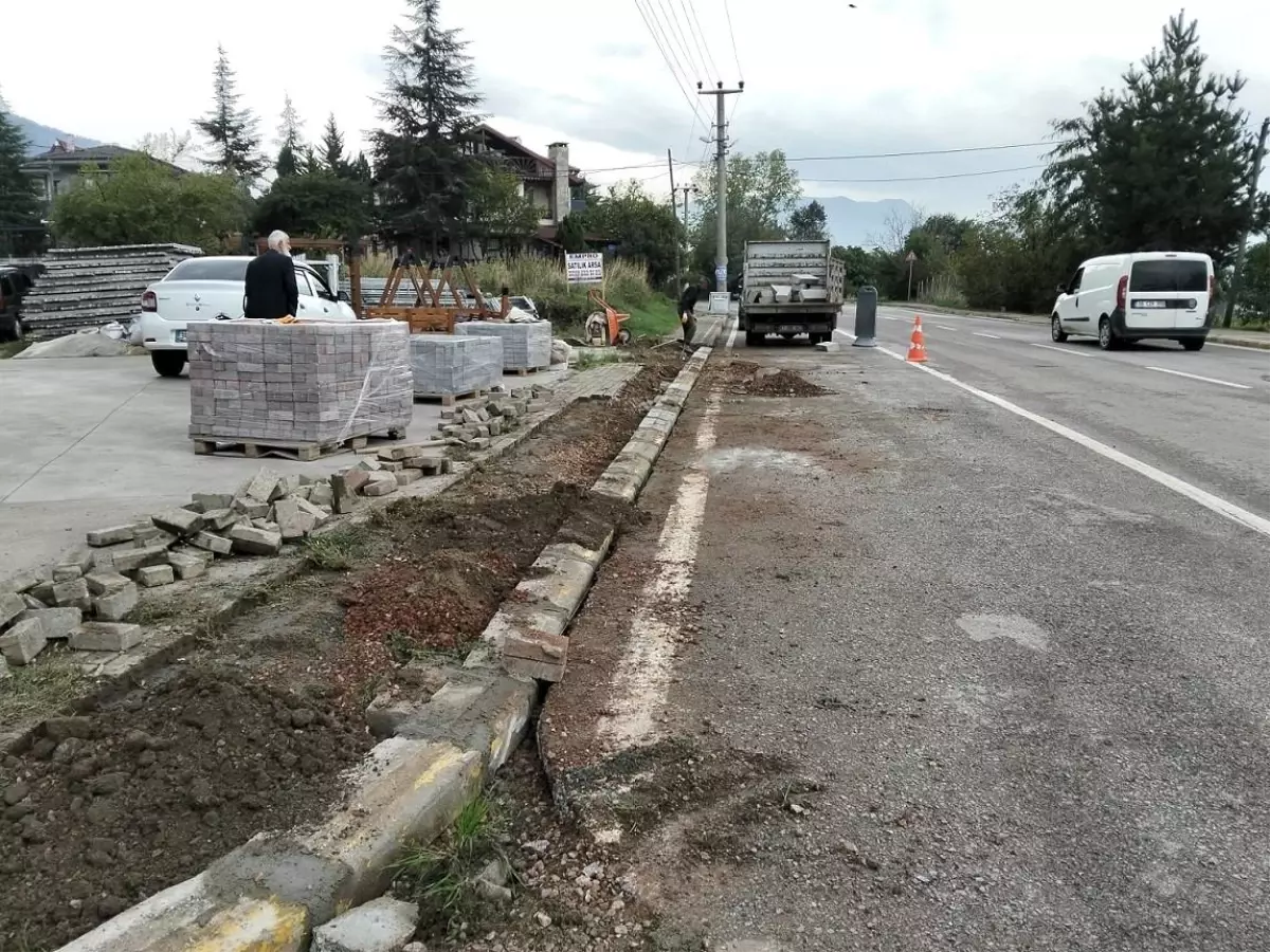 Başiskele\'de Kaldırım Bakım ve Onarım Çalışmaları Devam Ediyor