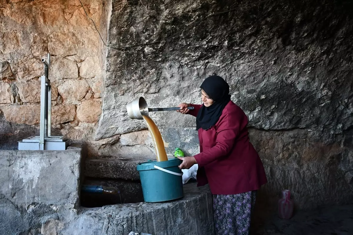 Gercüş\'te Mezrone Üzümünden Pekmez Yapım Mesaisi