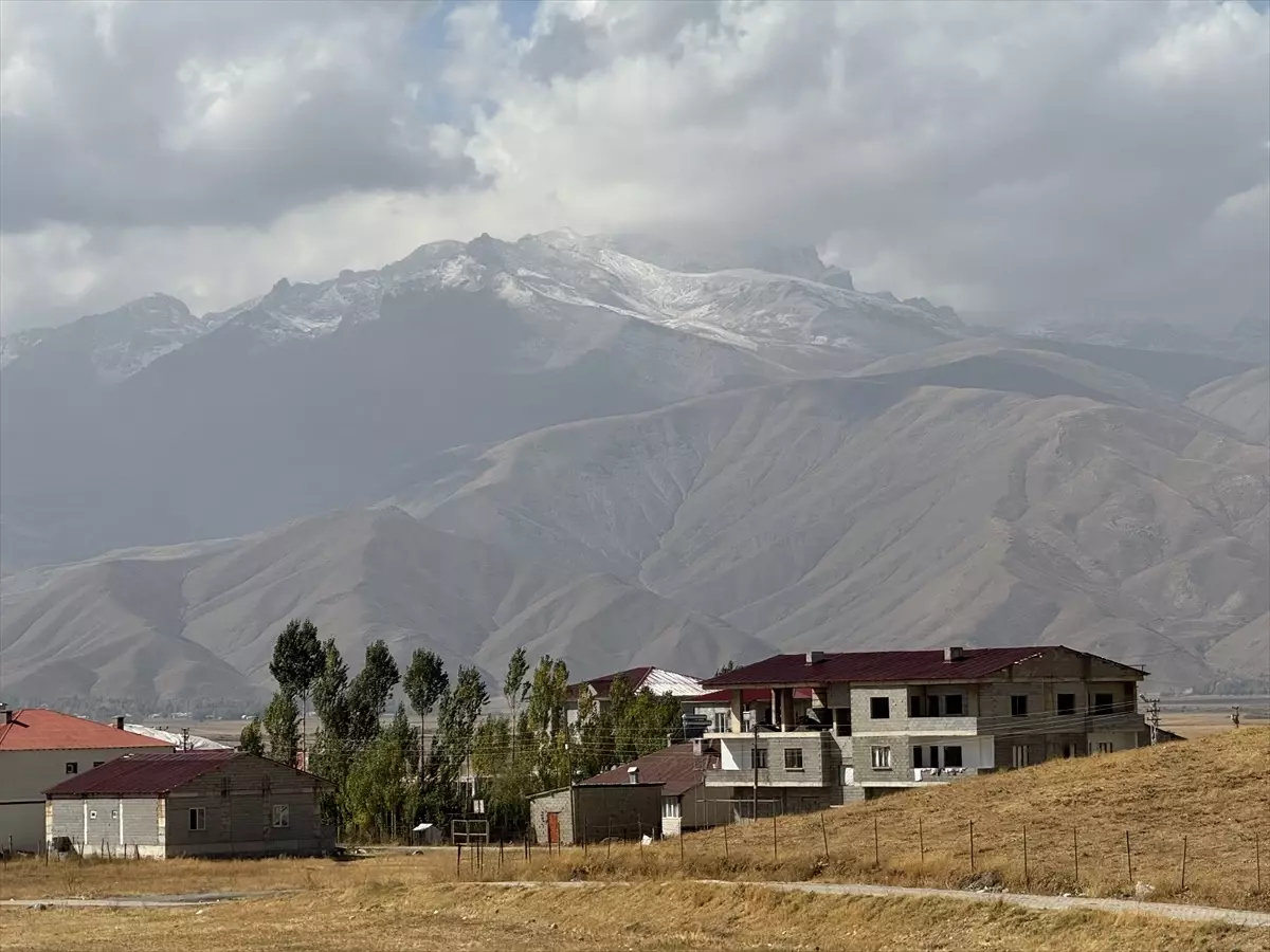 Bitlis ve Hakkari\'de Zirvelere Kar Yağdı