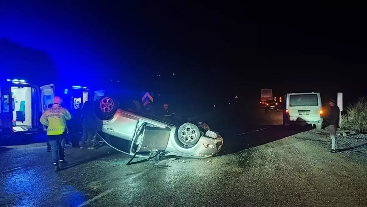 Boyabat\'ta Otomobil Devrildi: 2 Yaralı