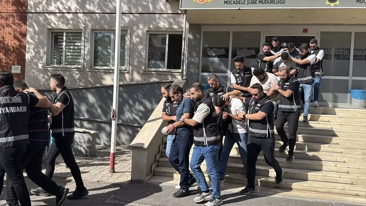 Diyarbakır\'da Kaçak Silah Operasyonu: 19 Tutuklama