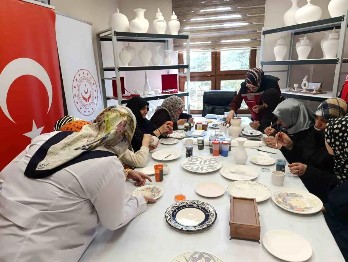 Erzurum\'da şehit yakınlarına sanatla şifa: Çini, Tezhip ve Ebru kursları başladı