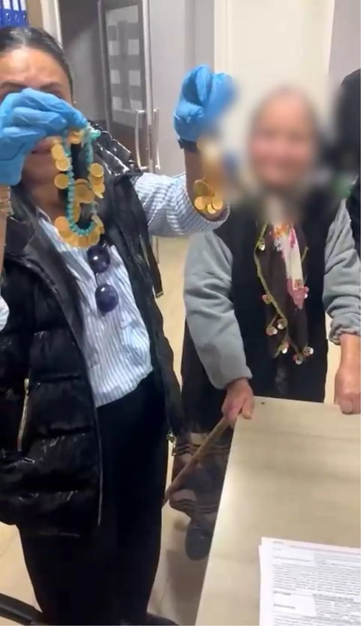 Esenyurt\'ta Dilencilik Yapan Kadın Sadece Altın Değil, 625 Bin Lira Ele Geçirildi