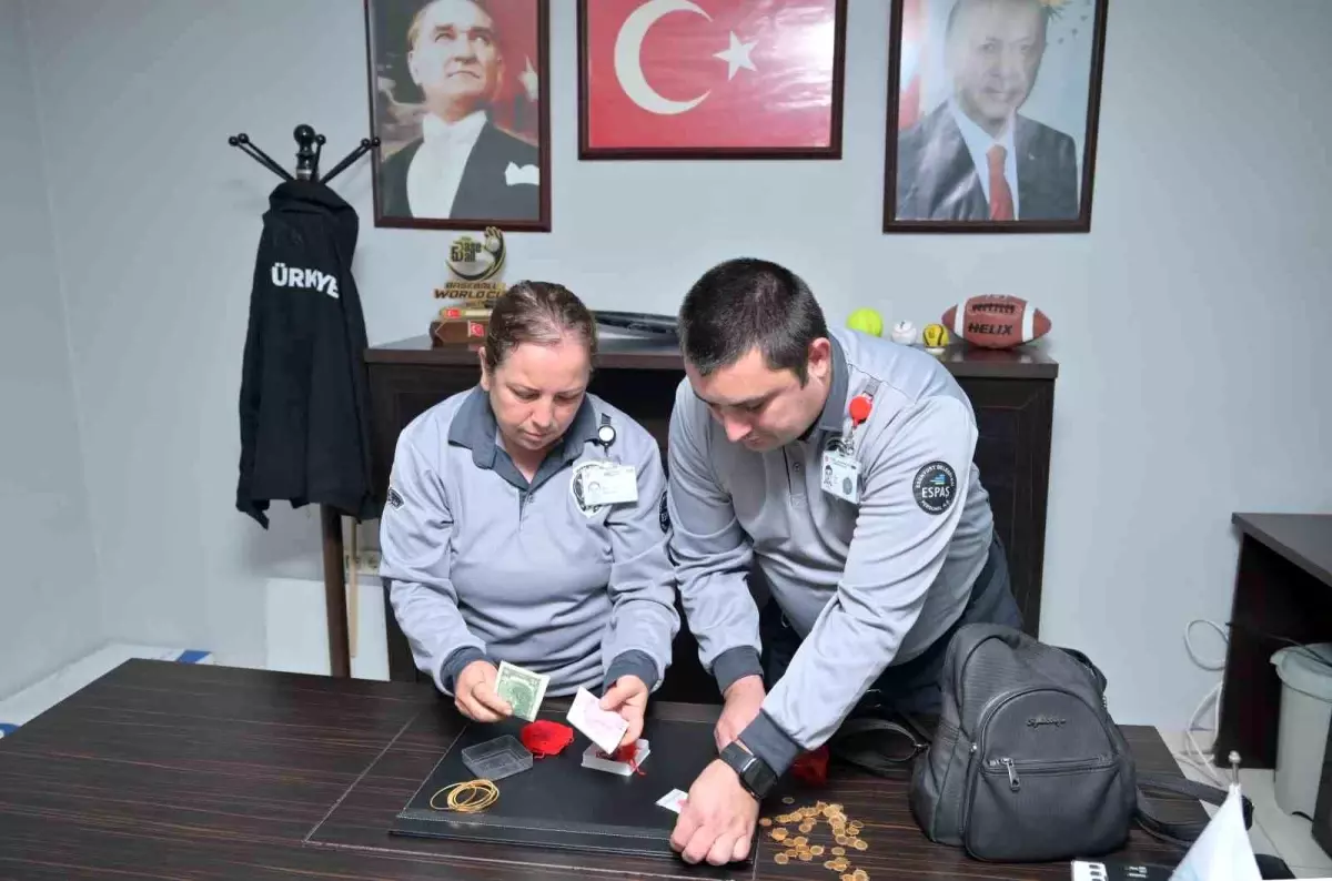 Esenyurt\'ta Güvenlik Görevlileri Unutulan Çantayı Sahiplerine Ulaştırdı