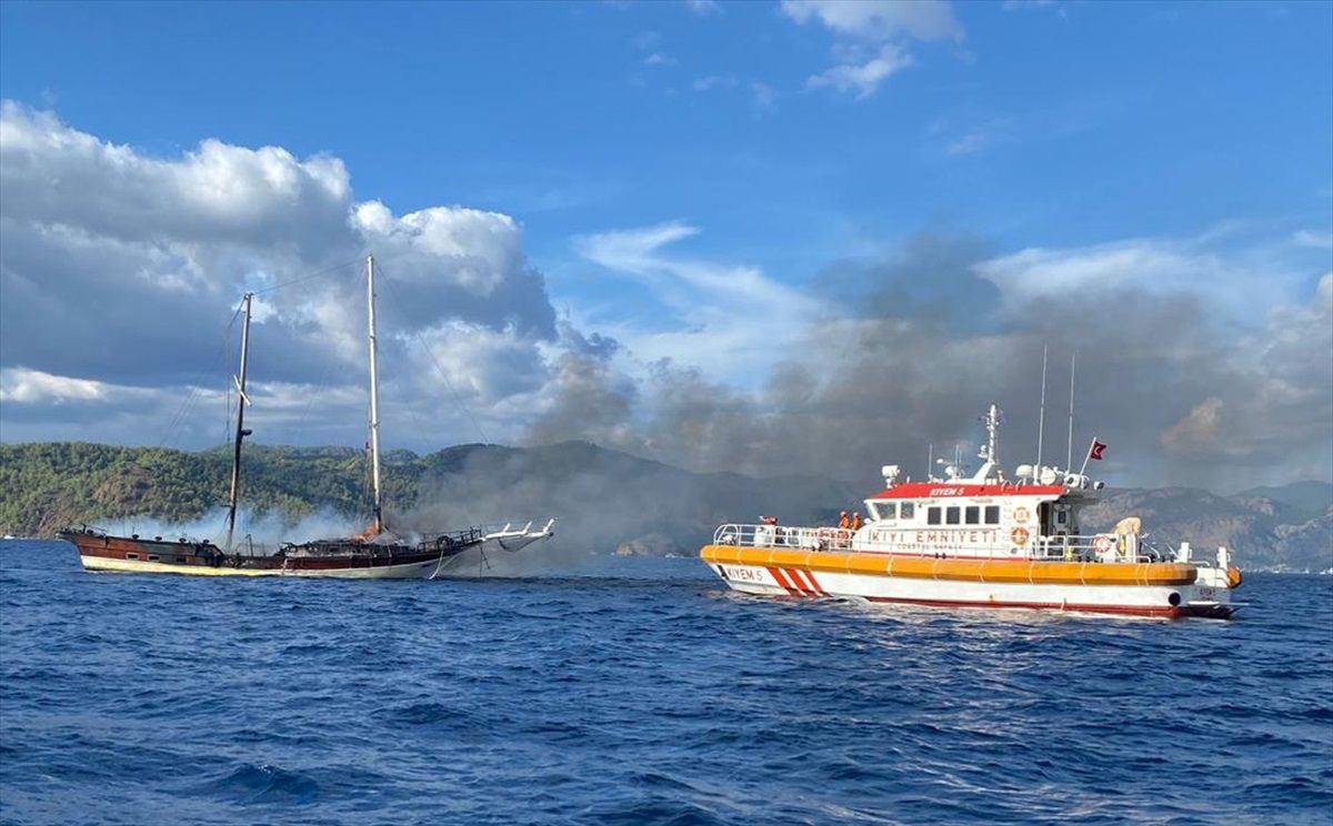 Fethiye\'de Yangın Çıkan Tekne Battı