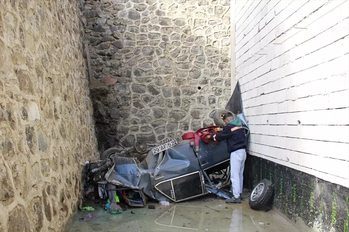 Gümüşhane\'de Uçuruma Yuvarlanan Otomobilin Sürücüsü Yaralandı