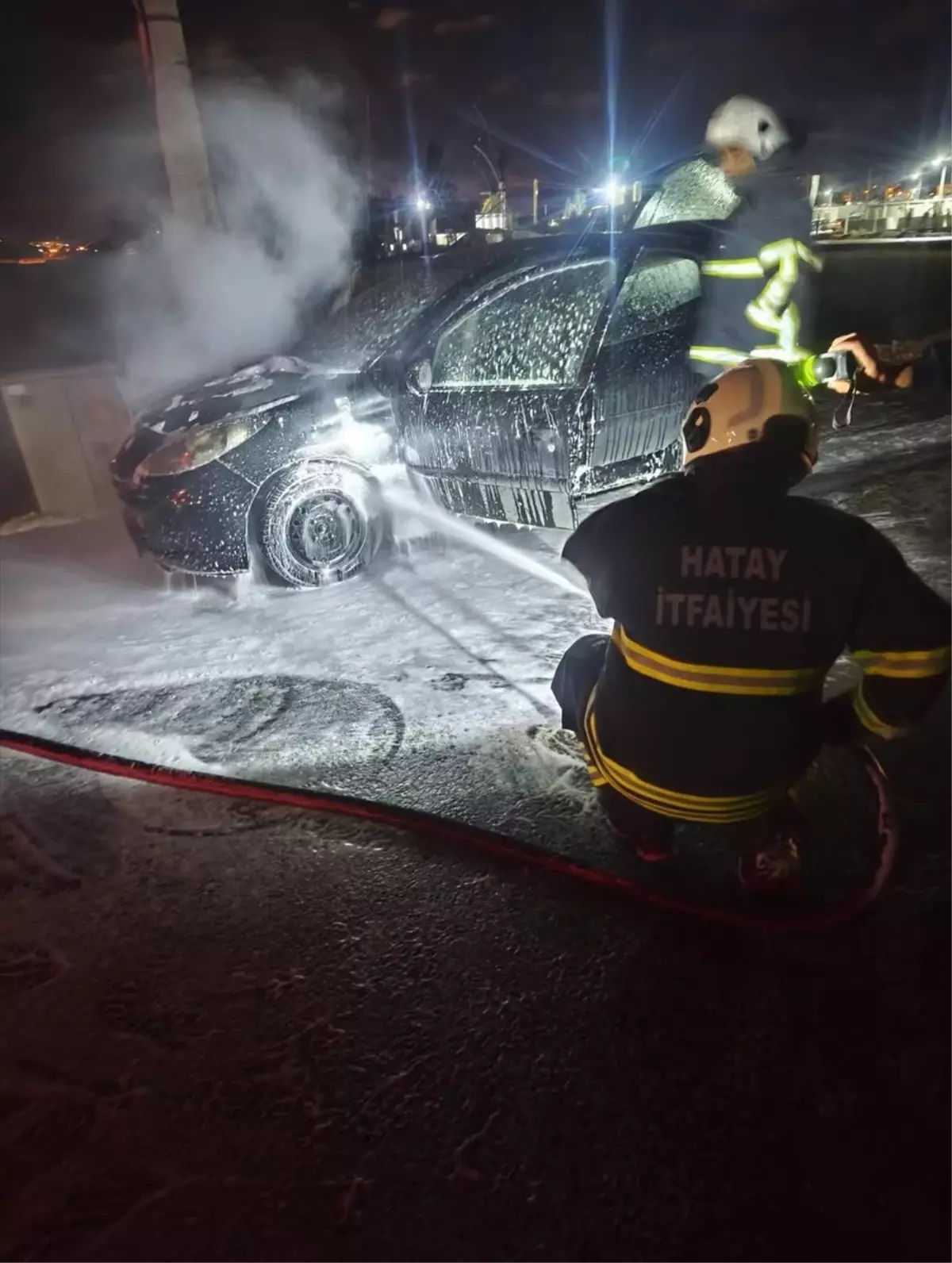 Antakya\'da Seyir Halindeki Otomobil Yandı