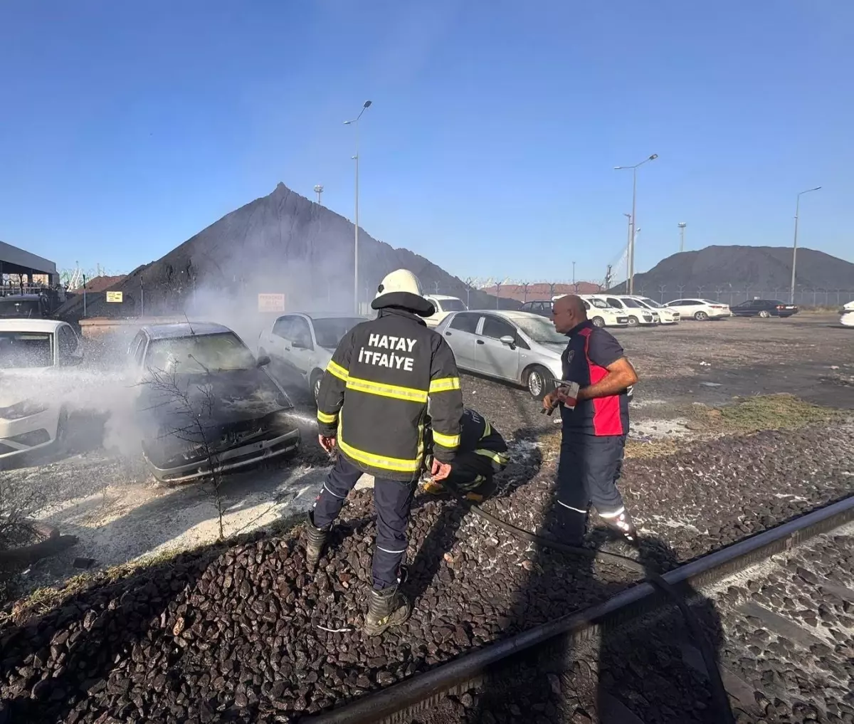 Hatay\'da Park Halindeki Araç Yandı