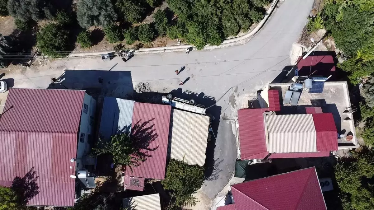 Mersin\'de Kamyonet Depoya Girdi: 2 Yaralı