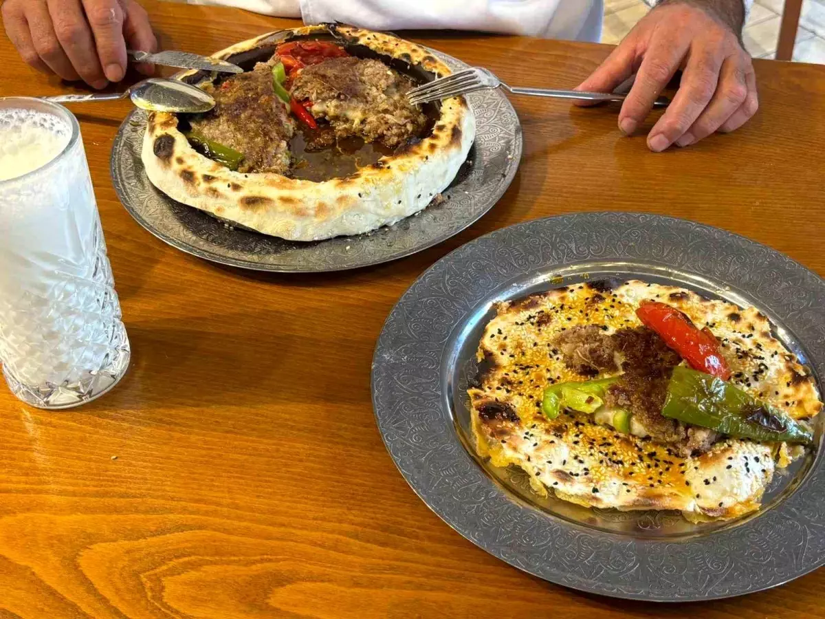 Gaziantep\'in Yeni Lezzeti: Kiremitte Lavaş Kebabı