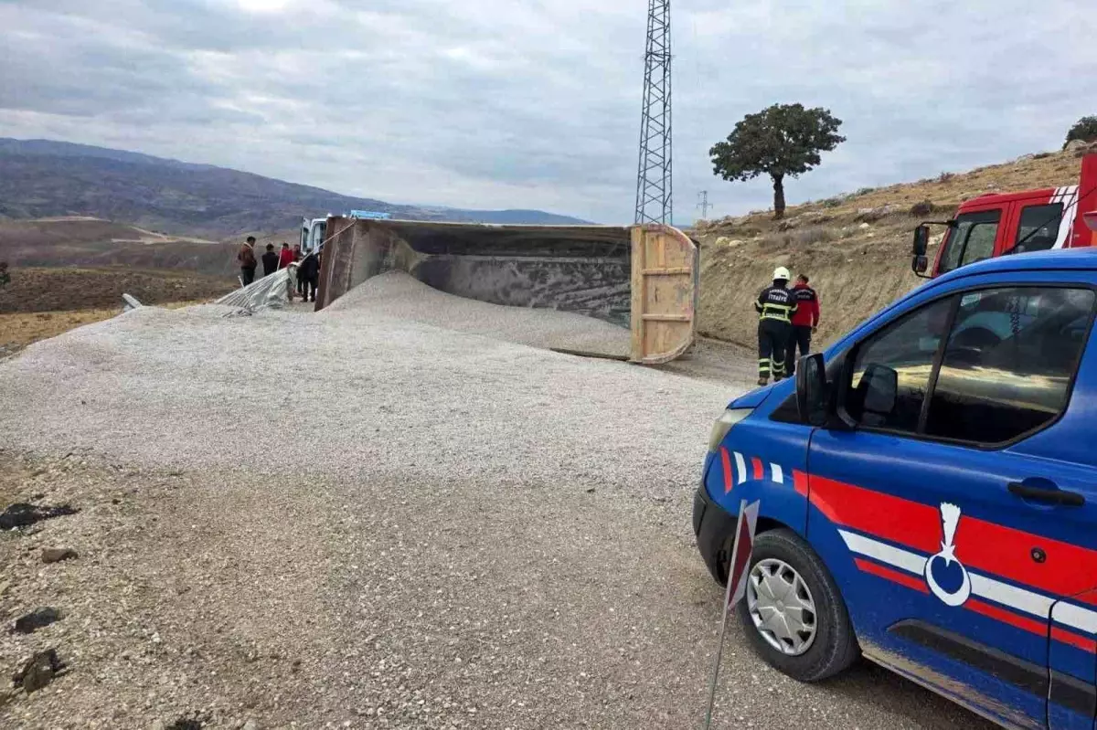 Kırıkkale\'de Kamyon Devrildi, Sürücü Yaralı