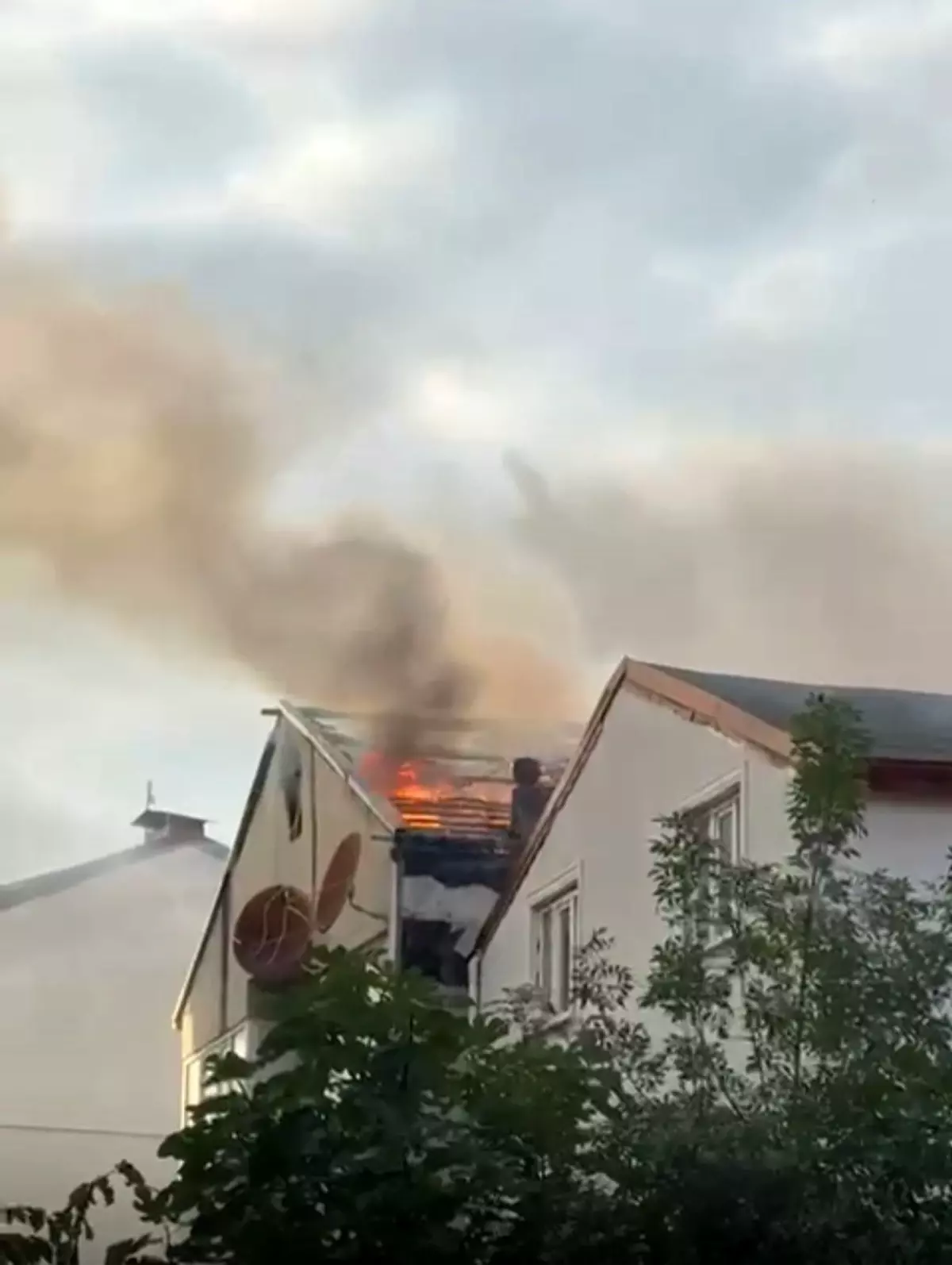 Kocaeli\'de Çatı Yangını Paniğe Neden Oldu