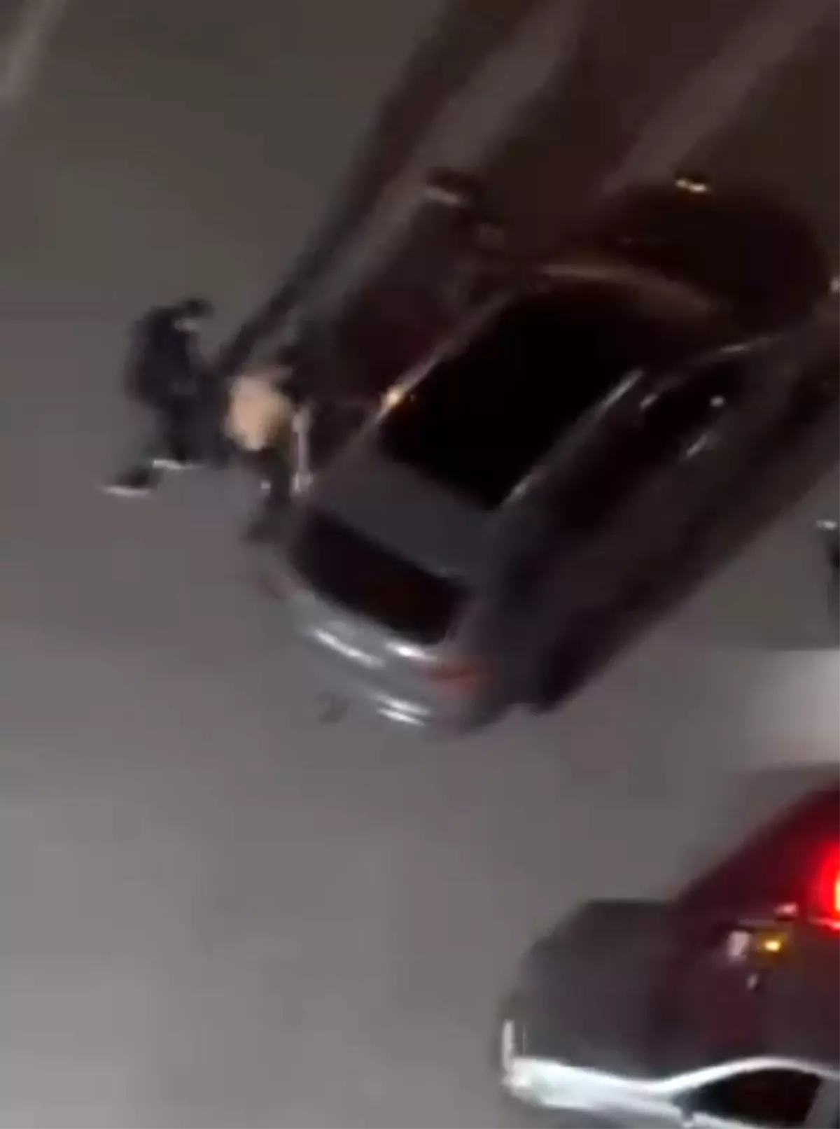 Komşular arasındaki tartışma meydan savaşına döndü! Tekmeler, yumrukları havada uçuştu