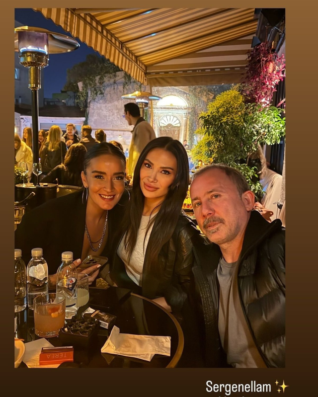 Kucak kucağa yolculuk yaptığı kadından bomba Sergen Yalçın paylaşımı Kucak kucağa yolculuk yaptığı kadından bomba Sergen Yalçın paylaşımı