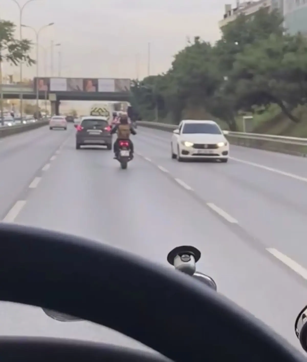 Geri Giden Otomobil Trafiği Tehdit Etti