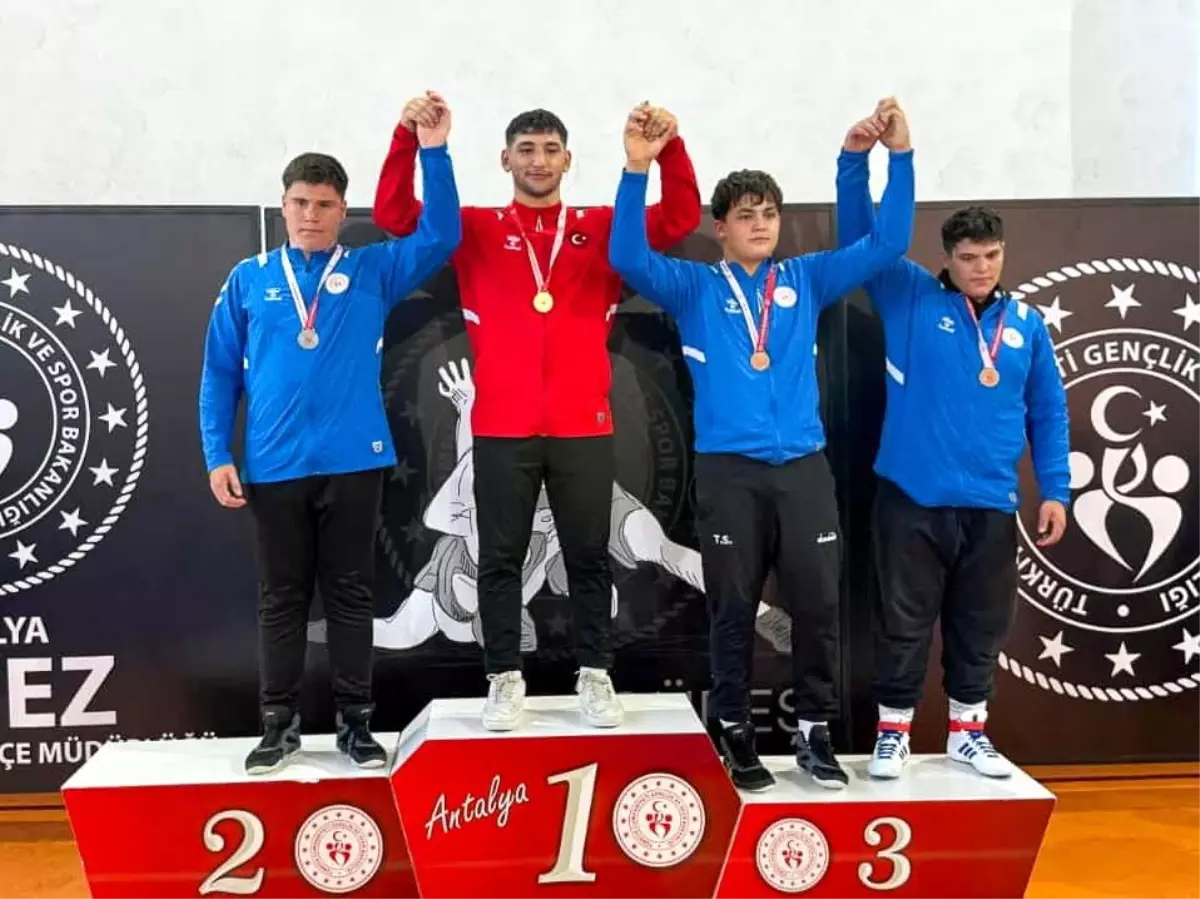 Manavgatlı Güreşçiler, Amatör Spor Haftası\'nda İki Şampiyonluk Kazandı