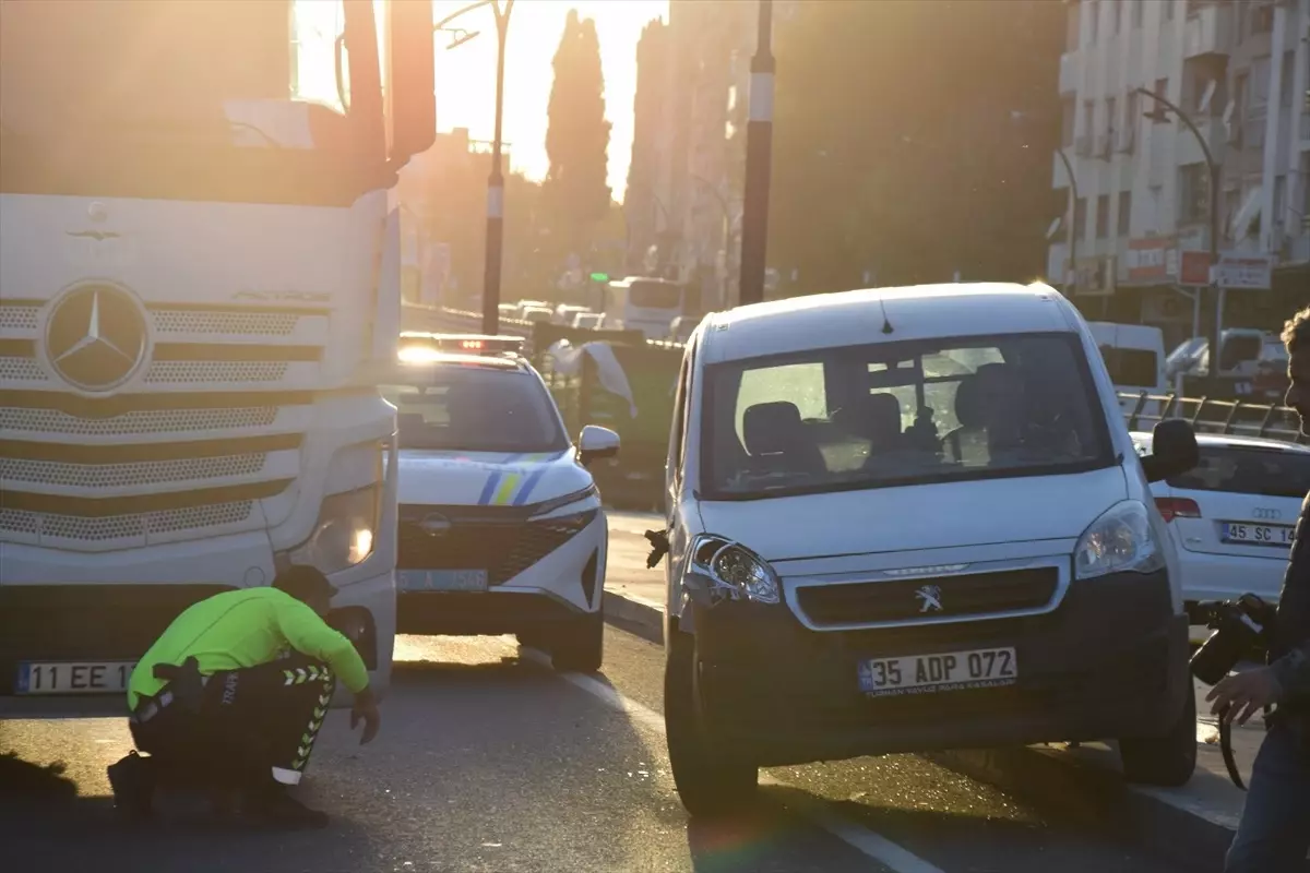 Turgutlu\'da Kamyon Çarpması: 16 Yaşındaki Genç Ağır Yaralandı
