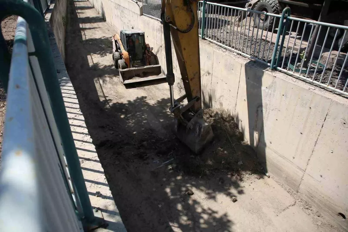 Melikgazi Belediyesi\'nden Taşkın Riskine Karşı Temizlik Çalışması