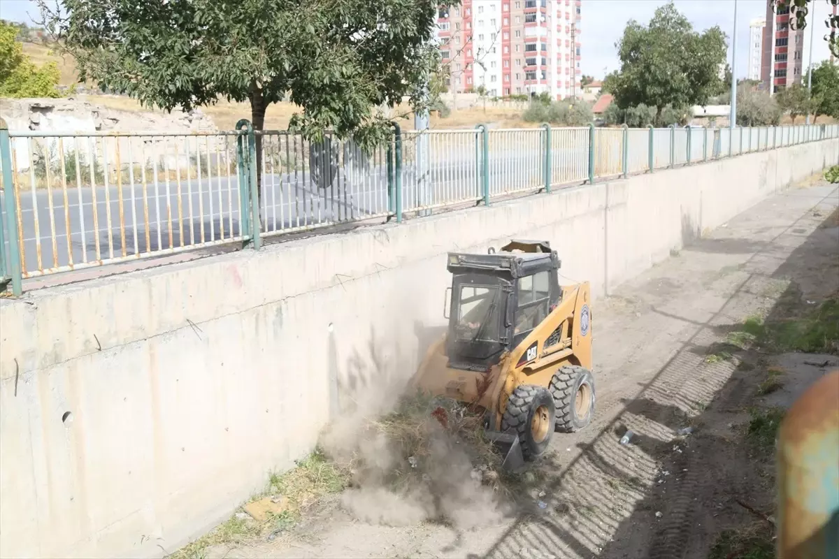 Melikgazi\'de Taşkın Kanalları Temizleniyor