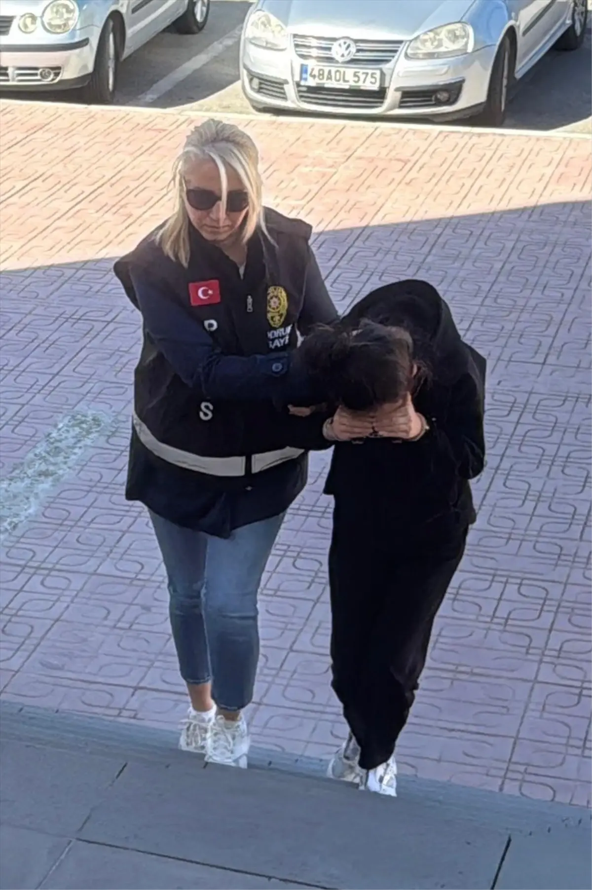 Doğurduğu bebeği terasa bırakan kadın tutuklandı