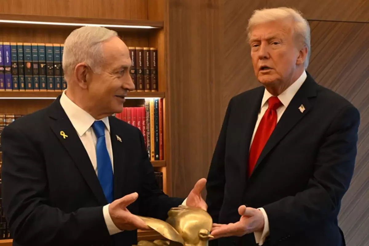 Netanyahu\'dan Trump\'a dikkat çeken hediye