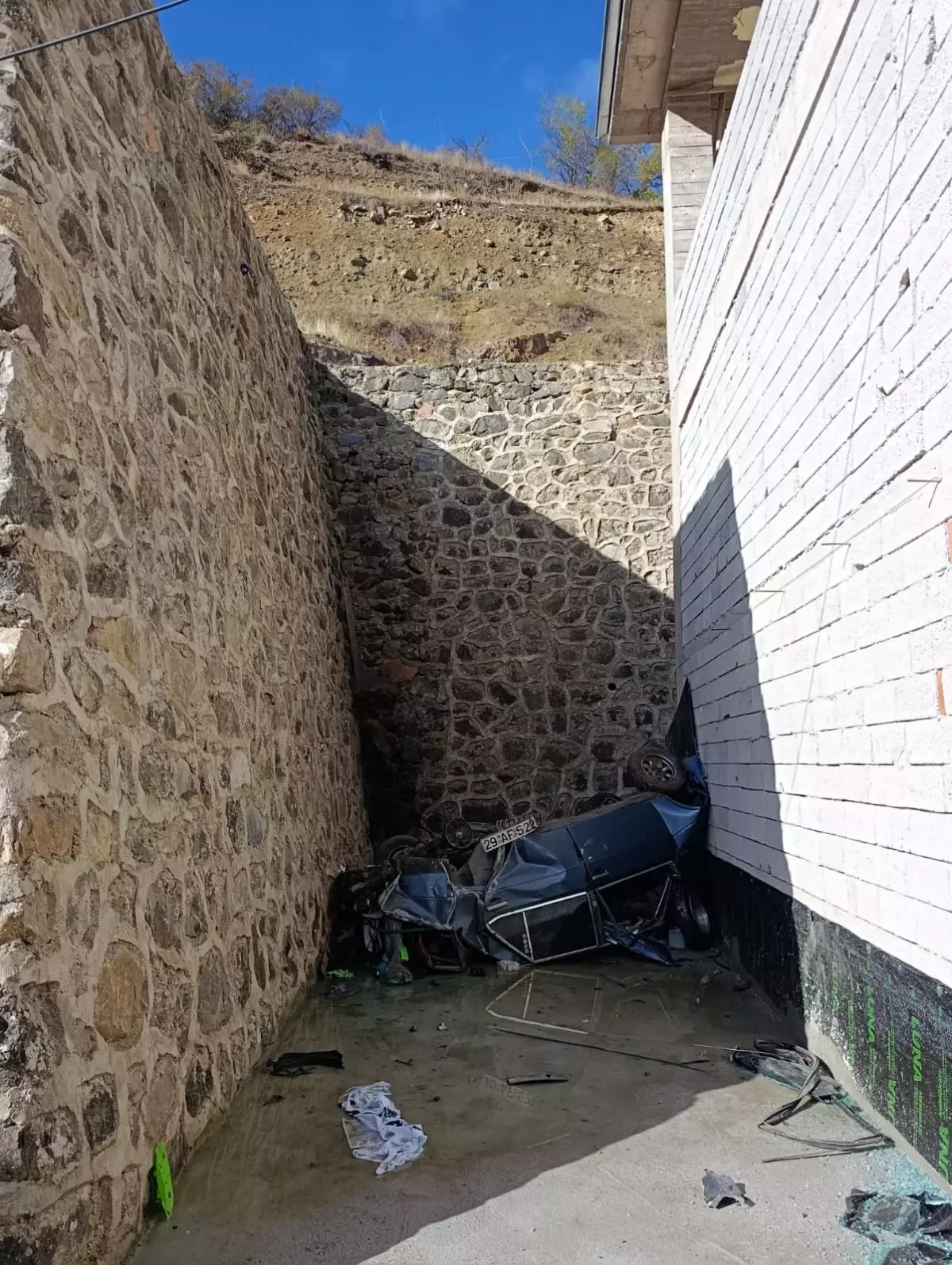 Gümüşhane\'de Otomobil Otoparka Düştü