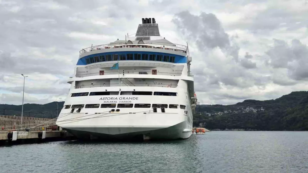 Astoria Grande Gemisi Amasra\'da Bakımda