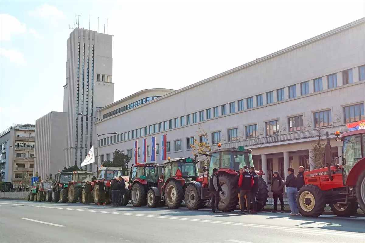 Sırbistan\'da Çiftçiler Hükümet Politikalarını Protesto Etti
