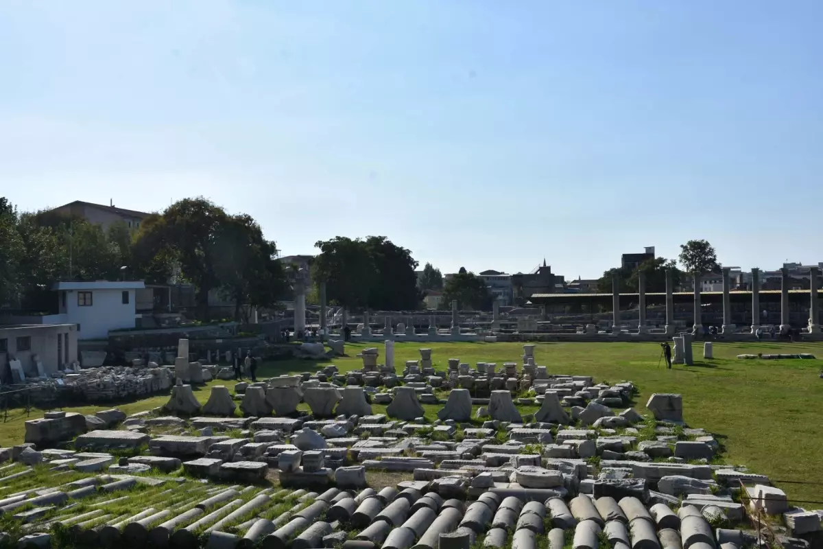 İzmir\'de 1800 Yıllık Roma Heykeli Bulundu